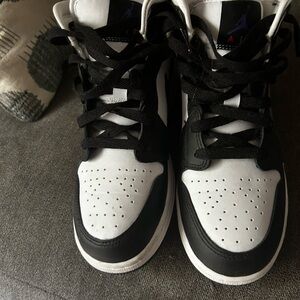Jordan 1’s big kids size 6 fits like a women’s 7 1/2 only wore once
